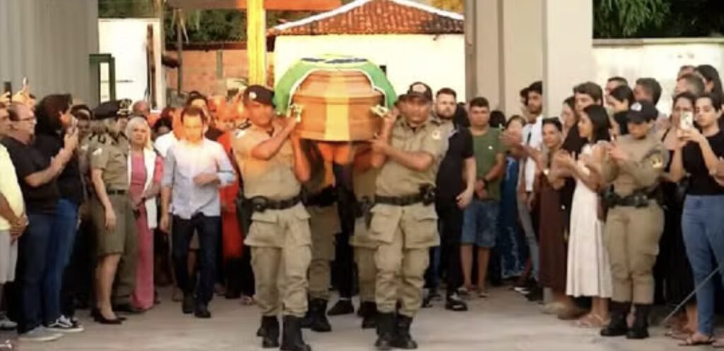 Com homenagens e despedidas, ex-governador Moisés Avelino é enterrado sob forte comoção com-homenagens-e-despedidas,-ex-governador-moises-avelino-e-enterrado-sob-forte-comocao