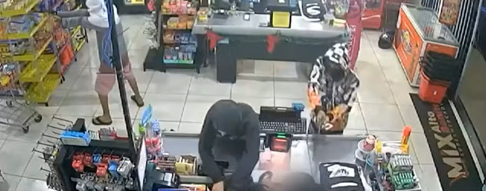 Câmeras de segurança registram grupo armado assaltando supermercado no norte do TO cameras-de-seguranca-registram-grupo-armado assaltando-supermercado-no-norte-do-to