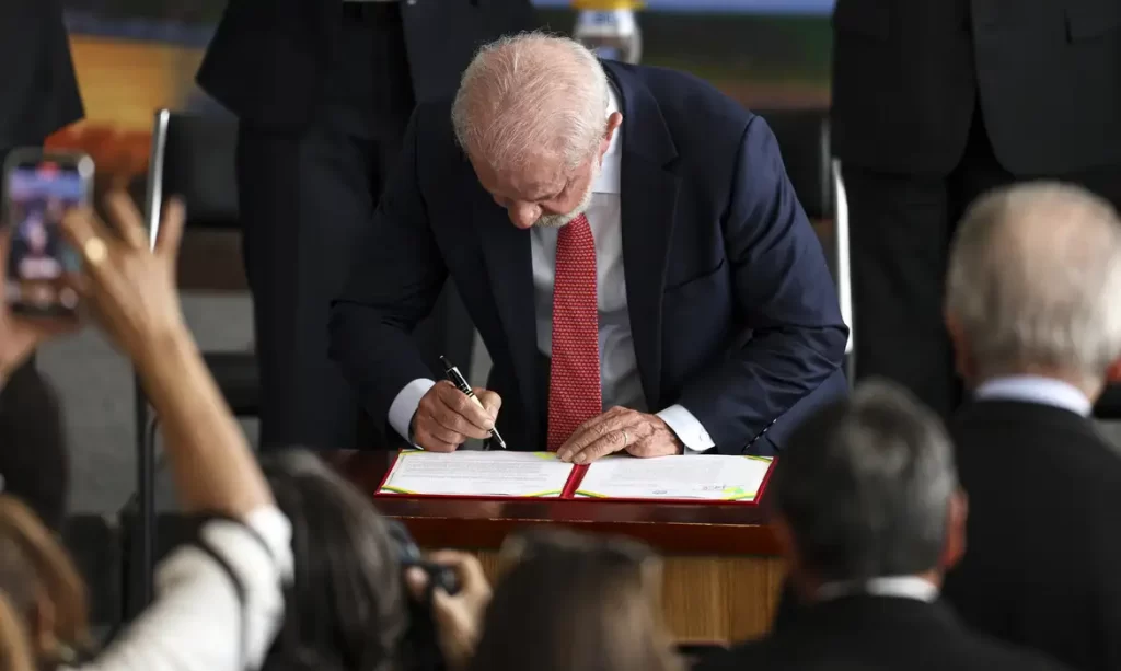 Lula veta projeto que reduz penas de condenados por tentativa de golpe de Estado lula-veta-projeto-que-reduz-penas-de-condenados-por-tentativa-de-golpe-de-estado