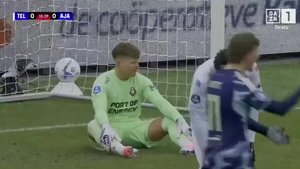 ‘Frango’ ou azar? Filho de Ronald Koeman sofreu este gol contra o Ajax ‘frango’-ou-azar?-filho-de-ronald-koeman-sofreu-este-gol-contra-o-ajax