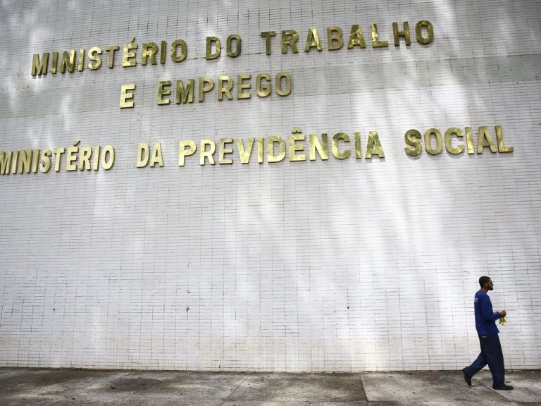 Projeto reestrutura carreiras e salários de servidores federais projeto-reestrutura-carreiras-e-salarios-de-servidores-federais