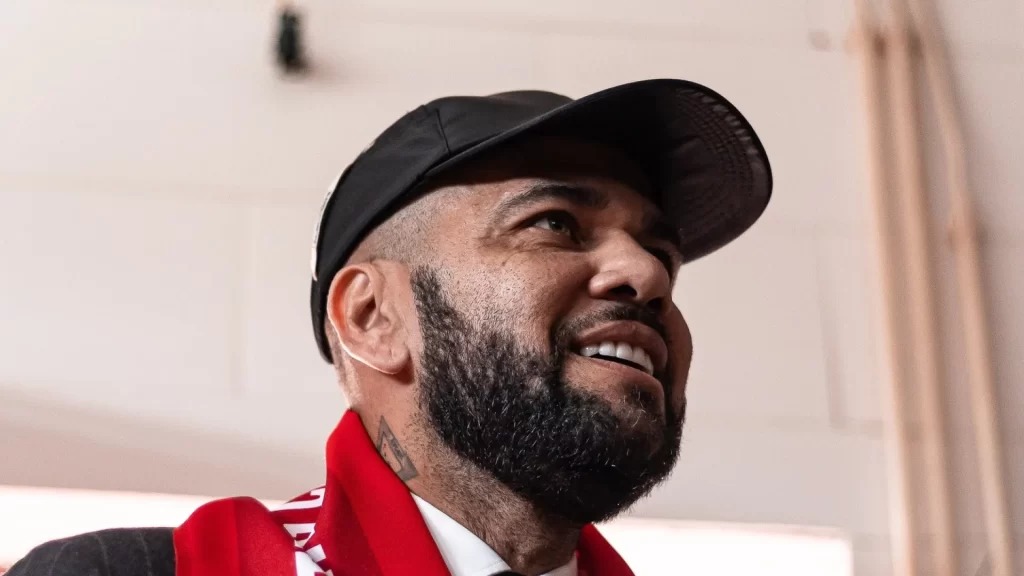 Dani Alves demite treinador 15 dias após comprar clube português dani-alves-demite-treinador-15-dias-apos-comprar-clube-portugues