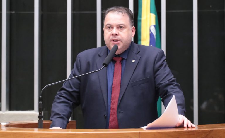 Comissão aprova programa para treinar prefeitos e servidores sobre lei de antenas comissao-aprova-programa-para-treinar-prefeitos-e-servidores-sobre-lei-de-antenas