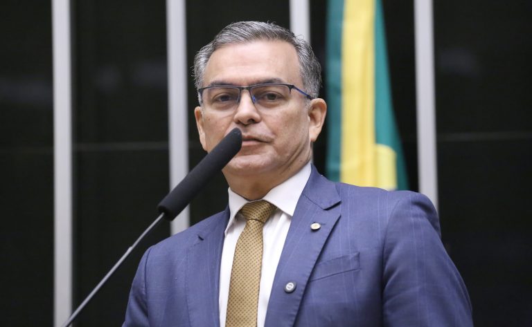 Comissão aprova retenção de repasses a entidades do SUS que não pagarem médicos comissao-aprova-retencao-de-repasses-a-entidades-do-sus-que-nao-pagarem-medicos