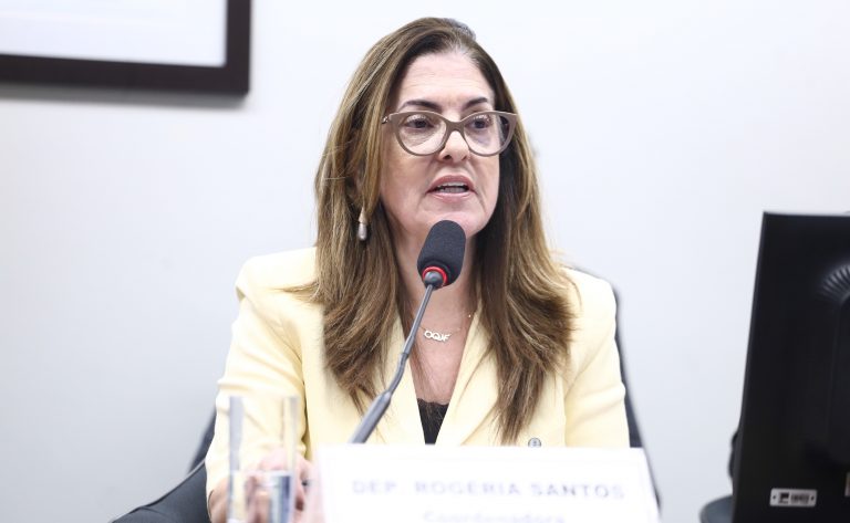 Comissão aprova projeto que obriga empresas a prevenir riscos à saúde mental comissao-aprova-projeto-que-obriga-empresas-a-prevenir-riscos-a-saude-mental