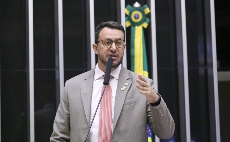 Comissão aprova regras para serviços de cuidadores e passeadores de cães comissao-aprova-regras-para-servicos-de-cuidadores-e-passeadores-de-caes