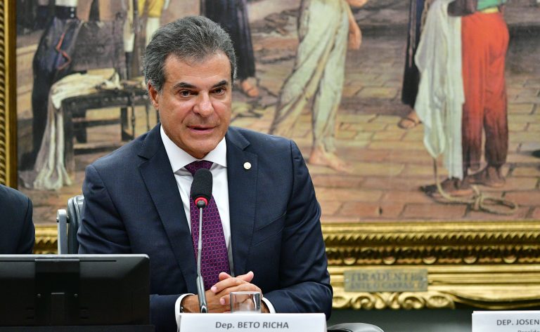Comissão aprova programa de socorro a empresas afetadas por sobretaxa dos EUA comissao-aprova-programa-de-socorro-a-empresas-afetadas-por-sobretaxa-dos-eua