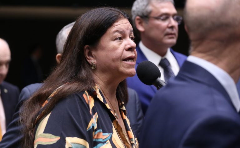 Projeto assegura a trabalhador 15 dias remunerados para cuidar de familiar doente projeto-assegura-a-trabalhador-15-dias-remunerados-para-cuidar-de-familiar-doente