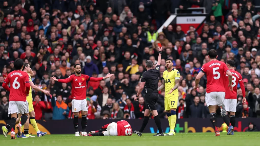 United aproveita expulsão, bate Tottenham e vence a quarta seguida united-aproveita-expulsao,-bate-tottenham-e-vence-a-quarta-seguida