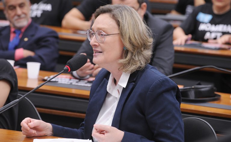 Deputada apresenta 95 propostas para viabilizar enfrentamento a feminicídios deputada-apresenta-95-propostas-para-viabilizar-enfrentamento-a-feminicidios