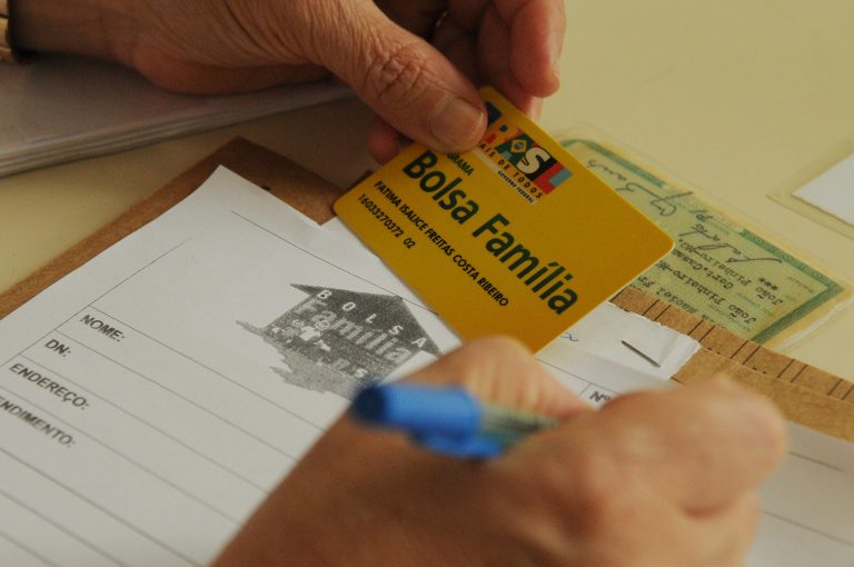 Projeto cria 13º salário para beneficiários do programa Bolsa Família projeto-cria-13o-salario-para-beneficiarios-do-programa-bolsa-familia