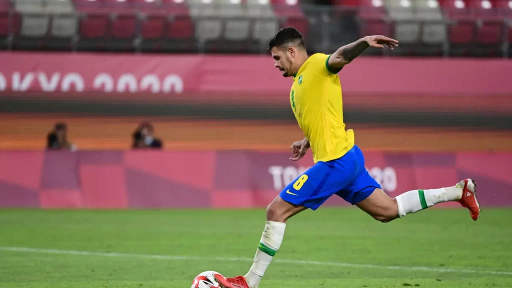 Bruno Guimarães sofre grave lesão e abre chance de Ancelotti testar novos volantes na seleção bruno-guimaraes-sofre-grave-lesao-e-abre-chance-de-ancelotti-testar-novos-volantes-na-selecao