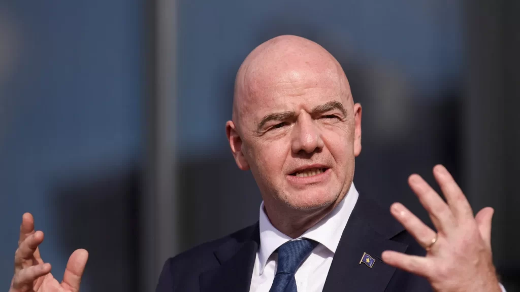 Infantino cobra providências após Vini Jr. denunciar novo caso de racismo em campo infantino-cobra-providencias-apos-vini-jr.-denunciar-novo-caso-de-racismo-em-campo