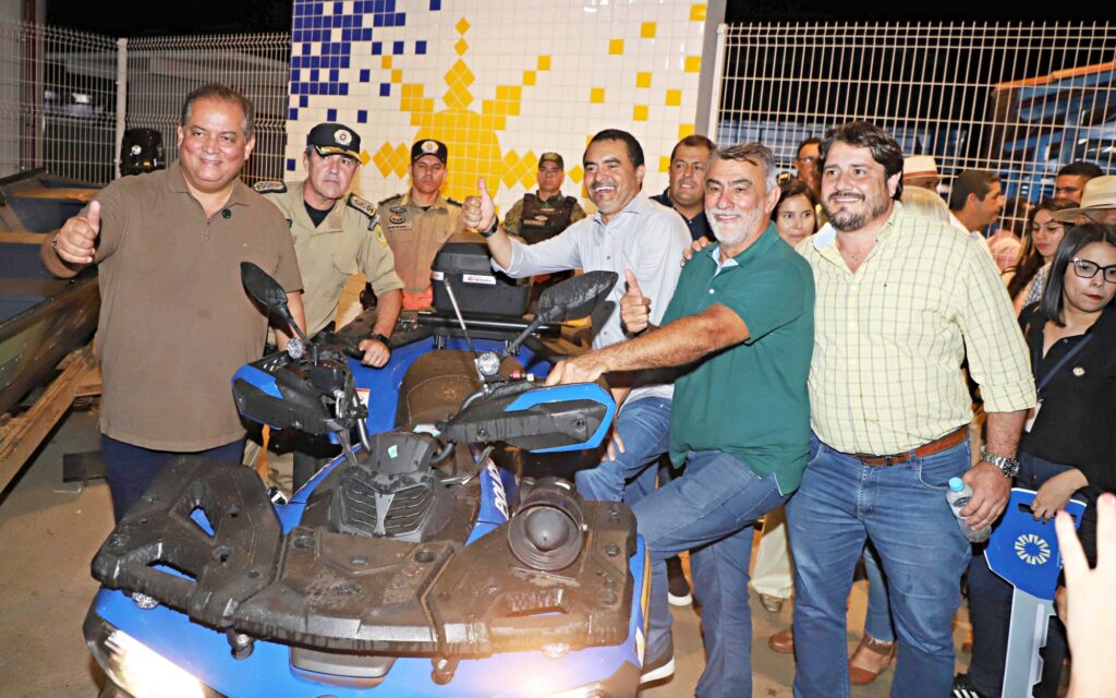Amélio Cayres destaca união entre Poderes durante entrega de equipamentos à PM no sul do TO amelio-cayres-destaca-uniao-entre-poderes-durante-entrega-de-equipamentos-a-pm-no-sul-do-to