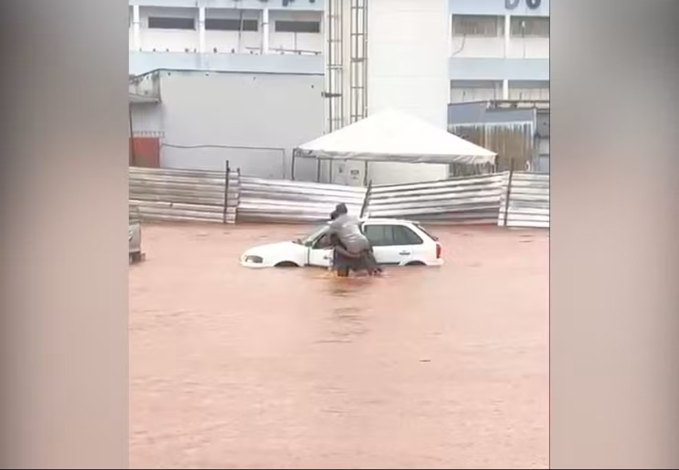 Motorista fica preso em carro após forte temporal e é salvo por moradores no norte do Tocantins motorista-fica-preso-em-carro-apos-forte-temporal-e-e-salvo-por-moradores-no-norte-do-tocantins