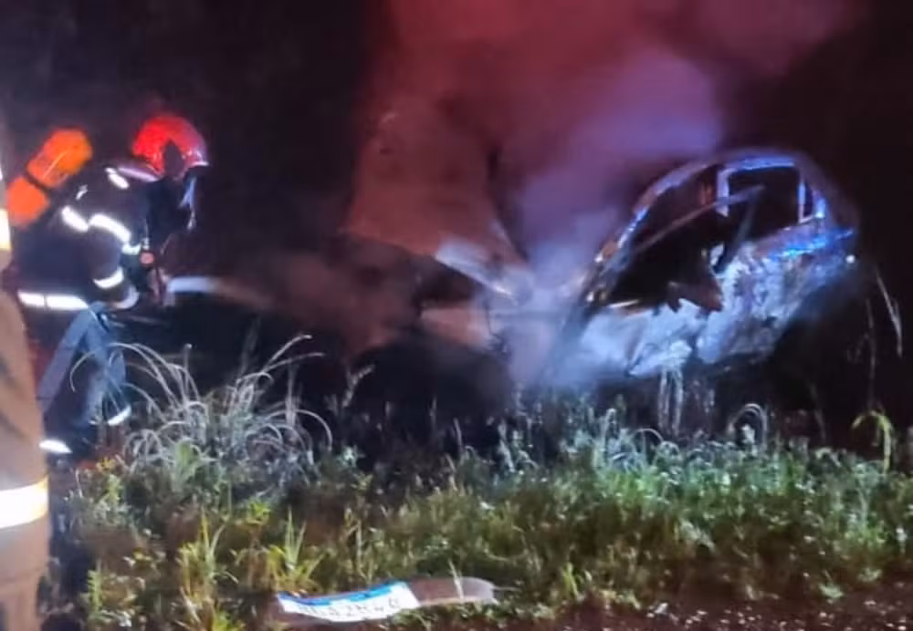 Motorista morre carbonizado após carro pegar fogo em colisão com caminhão na BR-153 motorista-morre-carbonizado-apos-carro-pegar-fogo-em-colisao-com-caminhao-na-br-153