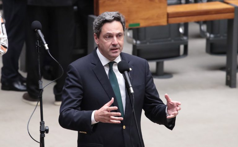 Projeto proíbe entrada e residência de estrangeiros sem documentação no Brasil projeto-proibe-entrada-e-residencia-de-estrangeiros-sem-documentacao-no-brasil