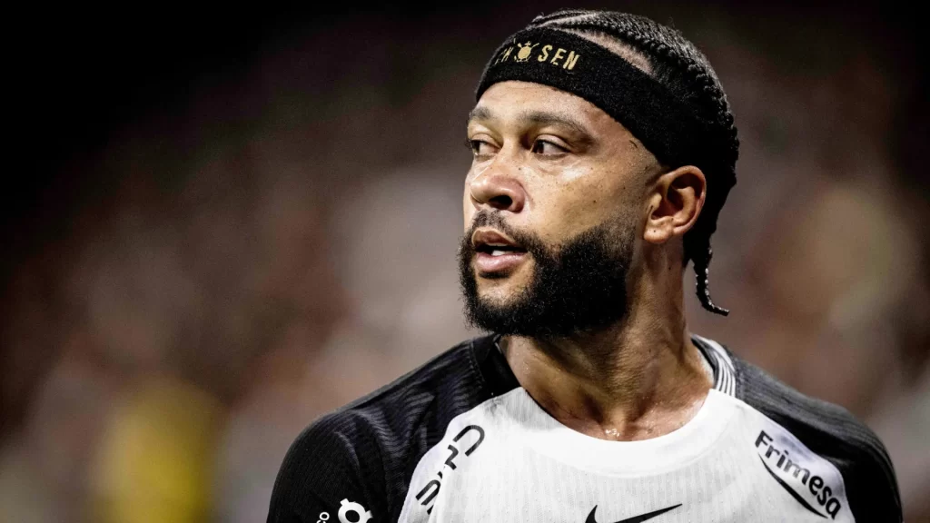 depay-usa-celular-no-banco,-pode-ser-punido-e-vira-polemica