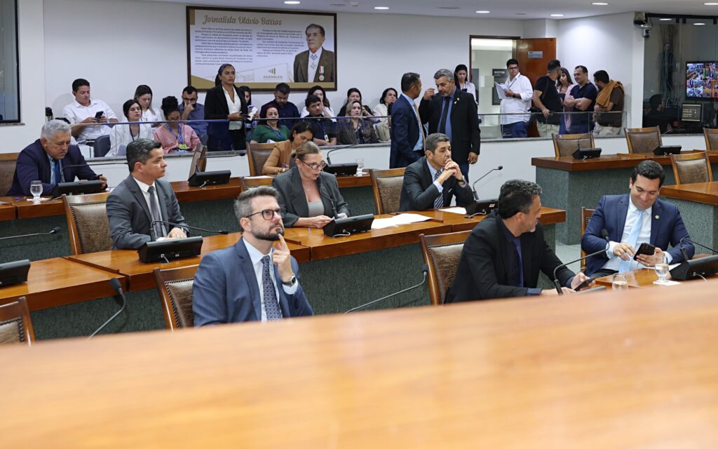 Assembleia aprova MPs que reajustam contratos temporários e reestruturam pastas do Executivo assembleia-aprova-mps-que-reajustam-contratos-temporarios-e-reestruturam-pastas-do-executivo