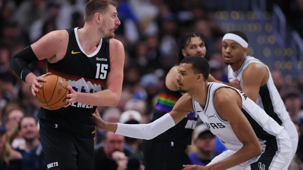 Jokic leva a melhor sobre Wembanyama e decide vitória do Nuggets contra Spurs na NBA jokic-leva-a-melhor-sobre-wembanyama-e-decide-vitoria-do-nuggets-contra-spurs-na-nba