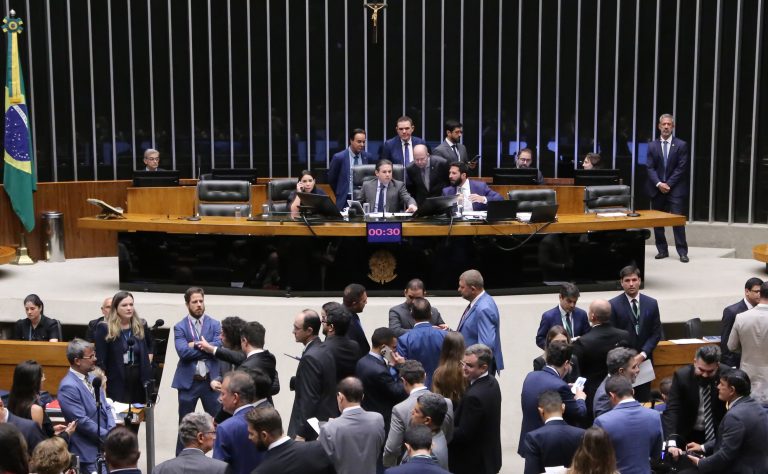 Câmara aprova projeto que reajusta multa por adulteração de combustíveis camara-aprova-projeto-que-reajusta-multa-por-adulteracao-de-combustiveis