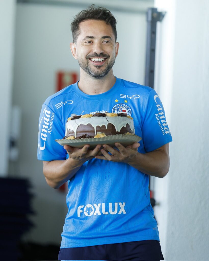 Everton Ribeiro ganha bolo de aniversário em treino do Bahia everton-ribeiro-ganha-bolo-de-aniversario-em-treino-do-bahia