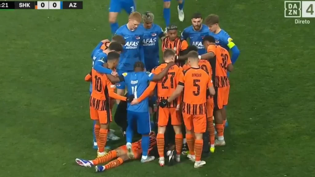 Assustador: Isaque do Shakhtar leva pancada no pescoço e fica imóvel assustador:-isaque-do-shakhtar-leva-pancada-no-pescoco-e-fica-imovel
