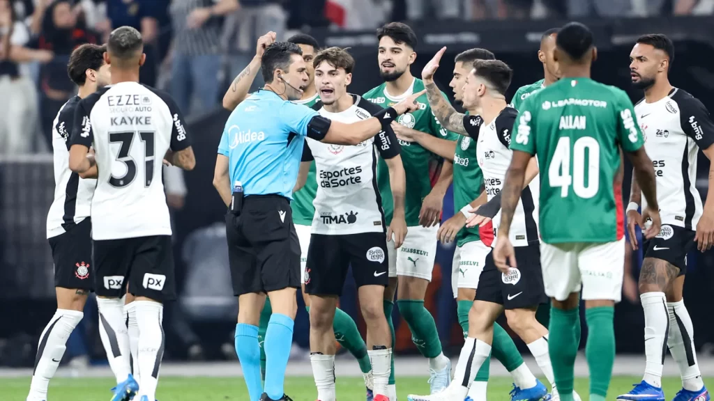 Corinthians e Palmeiras empatam com confusão dentro e fora do gramado corinthians-e-palmeiras-empatam-com-confusao-dentro-e-fora-do-gramado
