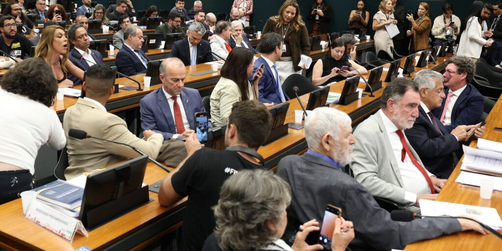 Oposição pede vista e votação da PEC que derruba escala 6×1 é adiada oposicao-pede-vista-e-votacao-da-pec-que-derruba-escala-6×1-e-adiada