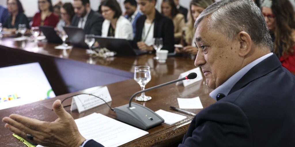 Governo não votará fim da escala 6×1 sem acordo, diz José Guimarães governo-nao-votara-fim-da-escala-6×1-sem-acordo,-diz-jose-guimaraes
