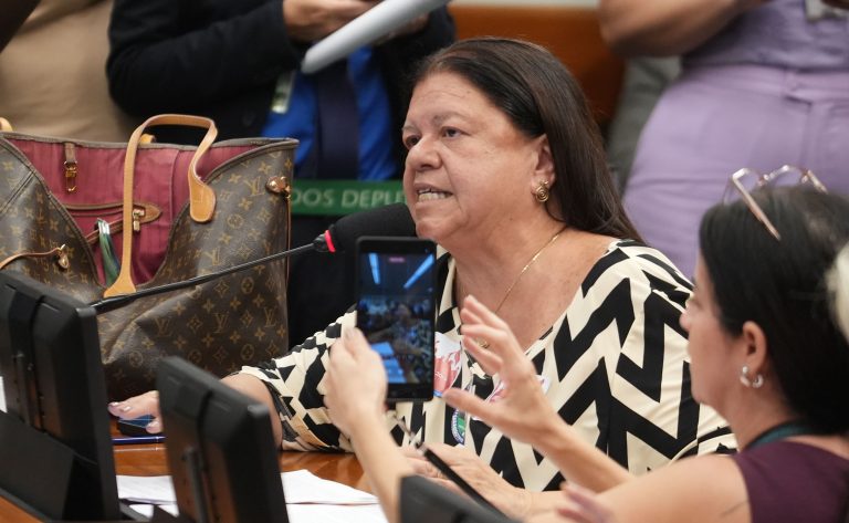 Comissão aprova punição para quem divulgar desafios perigosos para crianças na internet comissao-aprova-punicao-para-quem-divulgar-desafios-perigosos-para-criancas-na-internet