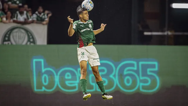 Palmeiras tem expulso, mas segura Athletico e mantém gordura na liderança palmeiras-tem-expulso,-mas-segura-athletico-e-mantem-gordura-na-lideranca