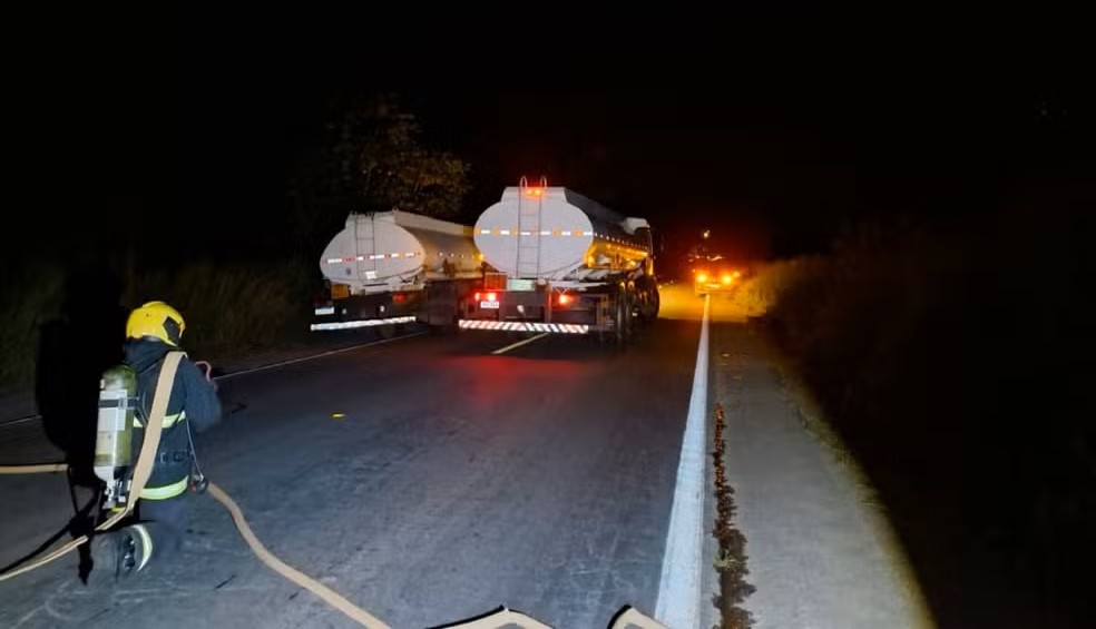 Acidente com caminhão-tanque provoca bloqueio da BR-153 no norte do Tocantins acidente-com-caminhao-tanque-provoca-bloqueio-da-br-153-no-norte-do-tocantins