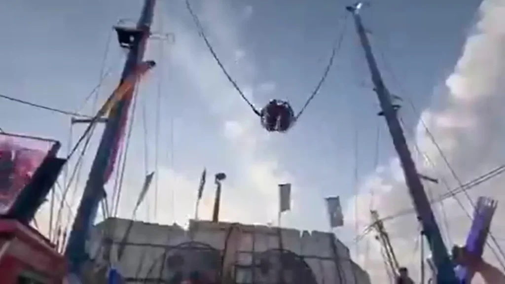 Corda de atração rompe e deixa quatro pessoas suspensas na Espanha; vídeo corda-de-atracao-rompe-e-deixa-quatro-pessoas-suspensas-na-espanha;-video