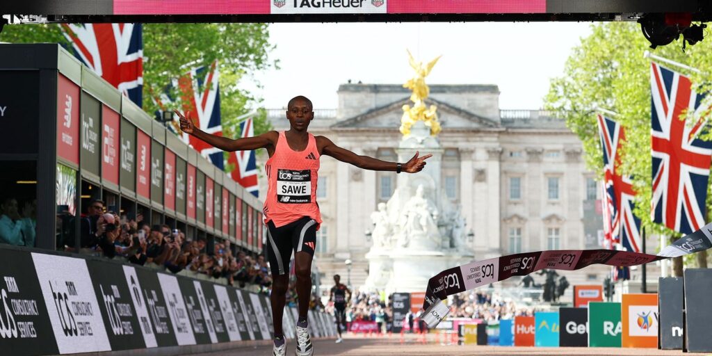 Queniano se torna primeiro atleta a correr maratona abaixo de 2 horas queniano-se-torna-primeiro-atleta-a-correr-maratona-abaixo-de-2-horas
