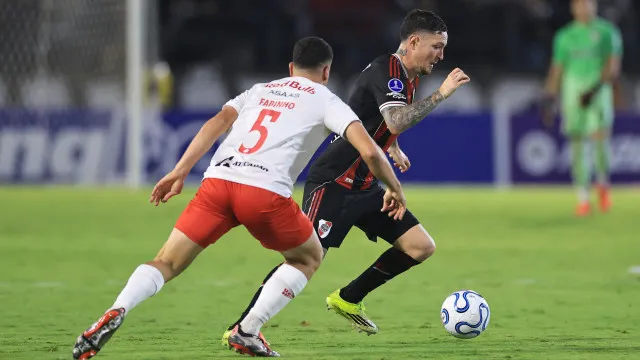Bragantino erra pênalti, tem expulso e perde para River com gol no final bragantino-erra-penalti,-tem-expulso-e-perde-para-river-com-gol-no-final