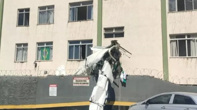 Avião cai, se choca em prédio e deixa pelo menos dois mortos em BH; vídeo aviao-cai,-se-choca-em-predio-e-deixa-pelo-menos-dois-mortos-em-bh;-video