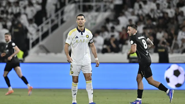 Cristiano Ronaldo se irrita com gritos de ‘Messi’ e faz gesto obsceno cristiano-ronaldo-se-irrita-com-gritos-de-‘messi’-e-faz-gesto-obsceno