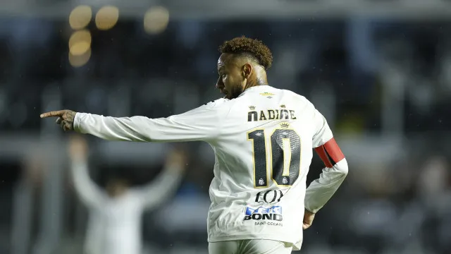 Santos diz que CBF pediu exames de Neymar após jogo contra o Coritiba santos-diz-que-cbf-pediu-exames-de-neymar-apos-jogo-contra-o-coritiba