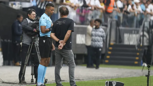 Cuca explica polêmica com Neymar e assume: ‘Derrota não é culpa do árbitro’ cuca-explica-polemica-com-neymar-e-assume:-‘derrota-nao-e-culpa-do-arbitro’