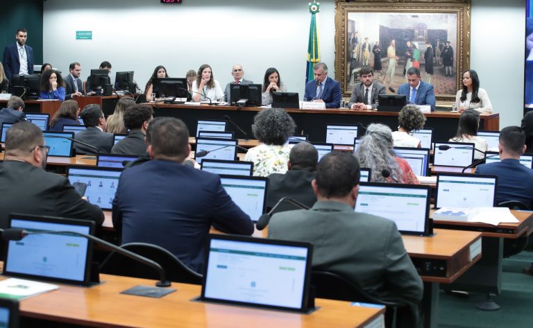CCJ adia análise de propostas que reduzem a maioridade penal para 16 anos ccj-adia-analise-de-propostas-que-reduzem-a-maioridade-penal-para-16-anos