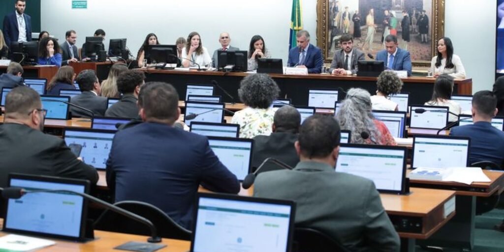 CCJ da Câmara adia análise de PEC sobre redução da maioridade penal ccj-da-camara-adia-analise-de-pec-sobre-reducao-da-maioridade-penal