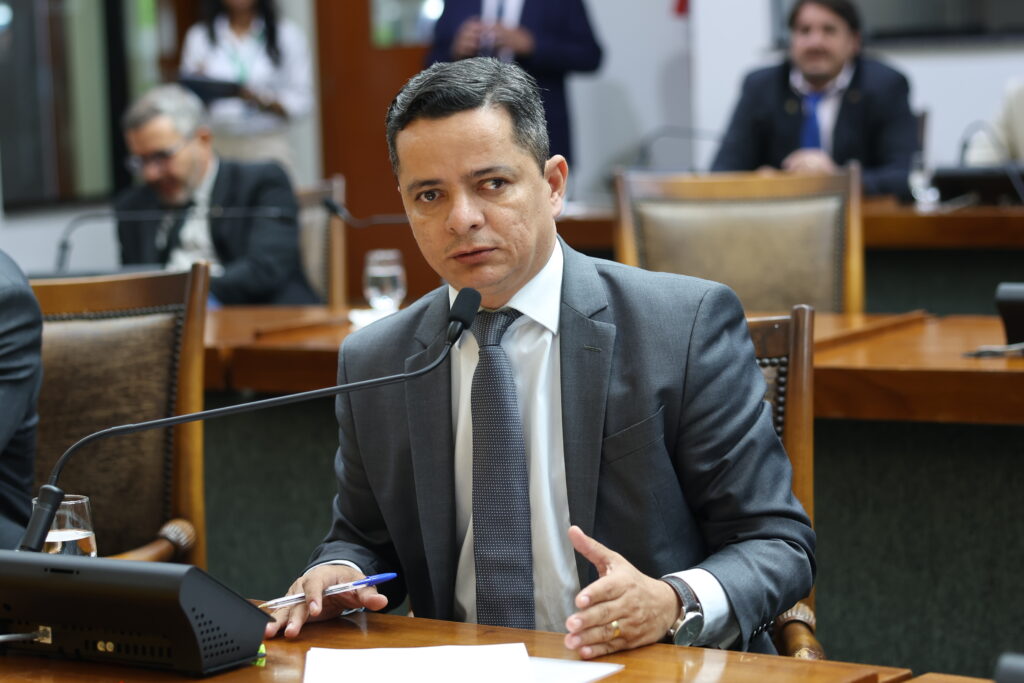Jorge Frederico apresenta projeto para reduzir altura mínima exigida em concursos militares jorge-frederico-apresenta-projeto-para-reduzir-altura-minima-exigida-em-concursos-militares
