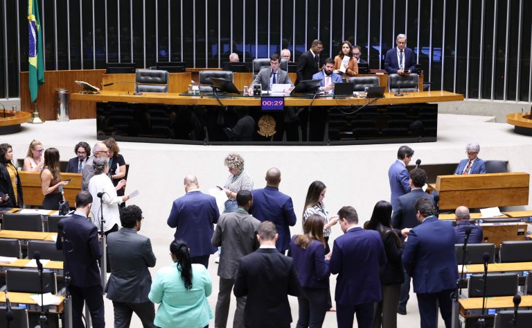 Câmara aprova proibição de sigilo em gastos públicos com viagens de autoridades camara-aprova-proibicao-de-sigilo-em-gastos-publicos-com-viagens-de-autoridades