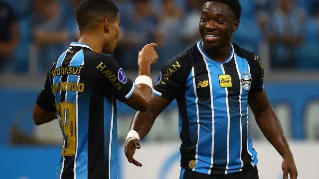 Grêmio se redime de falhas, vira e empurra o Santos para o Z4 do Brasileiro gremio-se-redime-de-falhas,-vira-e-empurra-o-santos-para-o-z4-do-brasileiro