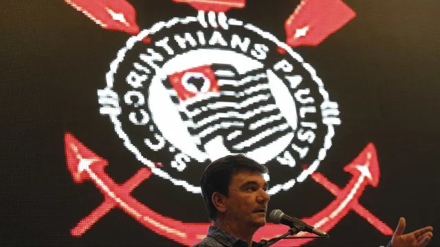 Corinthians: queda de Andrés teve bate-boca, vice expulso e espuma corinthians:-queda-de-andres-teve-bate-boca,-vice-expulso-e-espuma