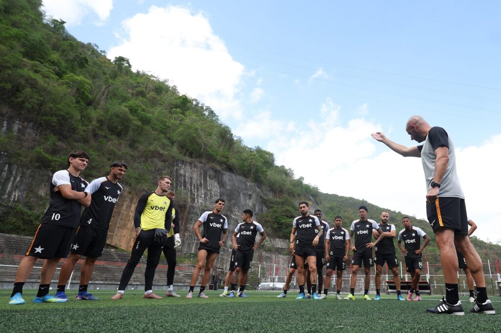 Botafogo enfrenta o Bahia antes de ‘férias’ com bastidores agitados por venda da SAF botafogo-enfrenta-o-bahia-antes-de-‘ferias’-com-bastidores-agitados-por-venda-da-saf