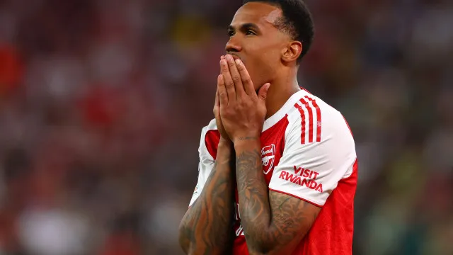 Gabriel Magalhães quebra silêncio após perder pênalti contra o PSG gabriel-magalhaes-quebra-silencio-apos-perder-penalti-contra-o-psg
