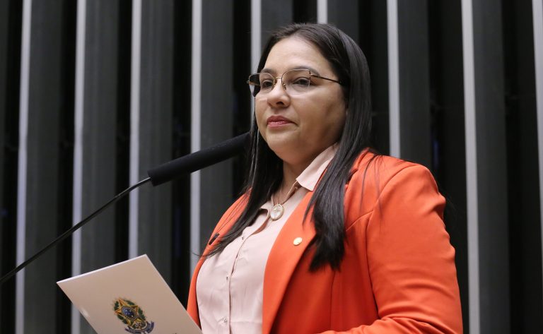Comissão aprova projeto que proíbe crianças e adolescentes de divulgarem jogos de azar comissao-aprova-projeto-que-proibe-criancas-e-adolescentes-de-divulgarem-jogos-de-azar