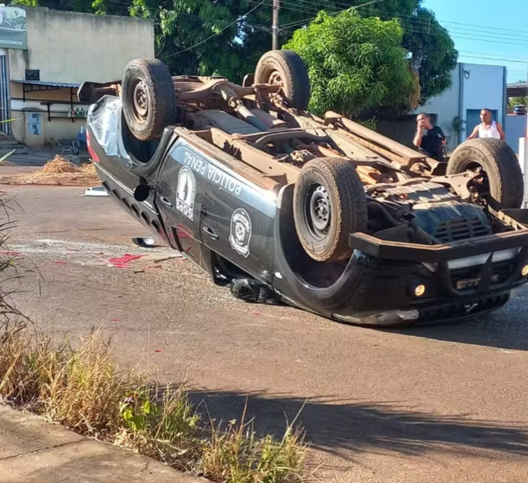 Viatura da Polícia Penal capota após colisão em cruzamento no sul de Palmas viatura-da-policia-penal-capota-apos-colisao-em-cruzamento-no-sul-de-palmas